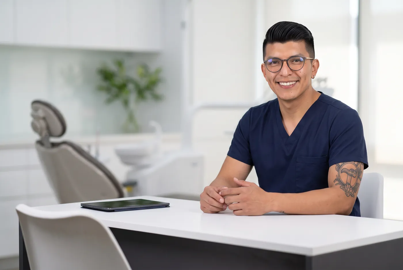 El Dr. Coral sonriendo en su escritorio, listo para recibirte